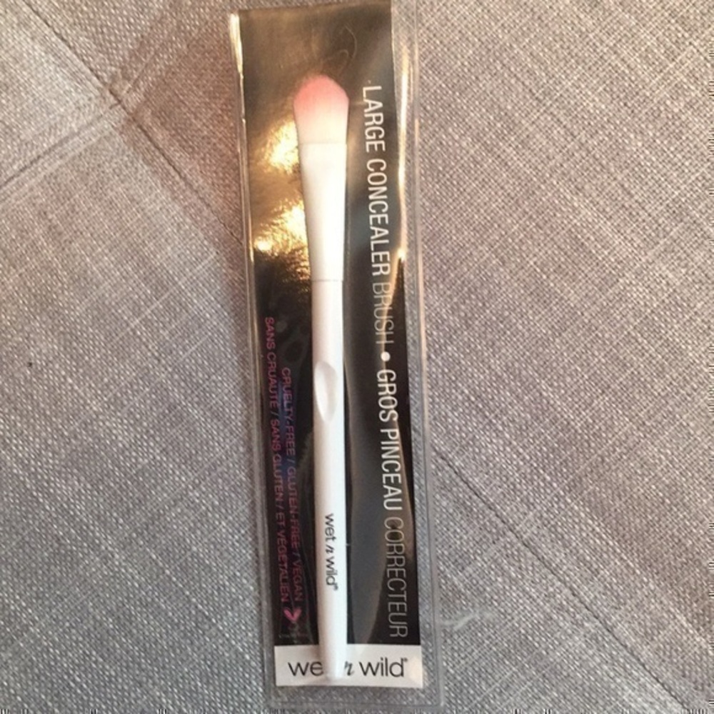 Large concealer brush wet n wild never used
